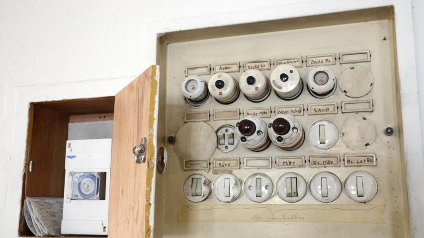 Winzige Details erinnern an frühere Zeiten: Lichtschalter im Ladengeschäft. 