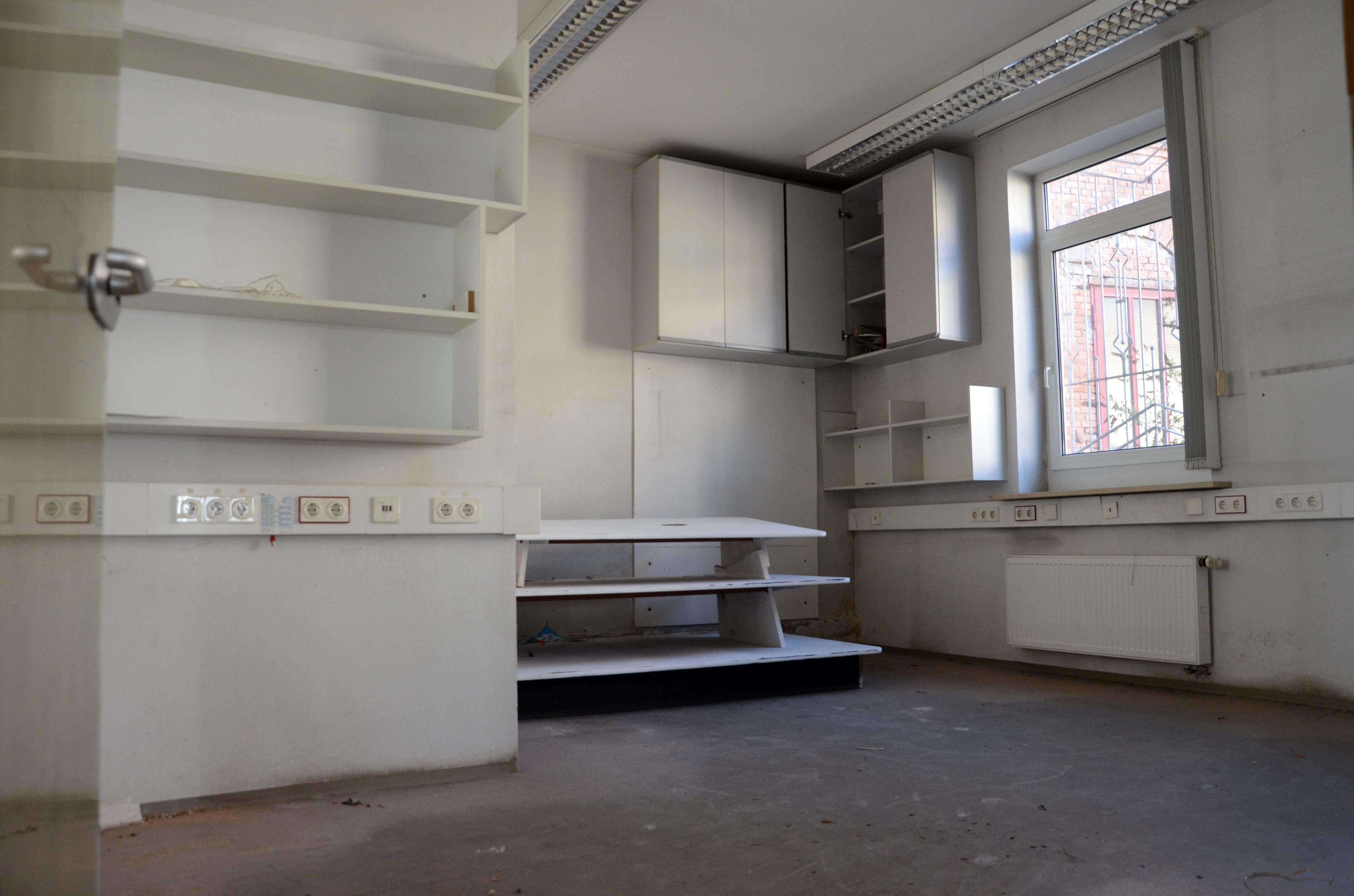 Und hier ist die Ladentheke gelandet. In diesem Büro wird schon länger nichts mehr getippt.
