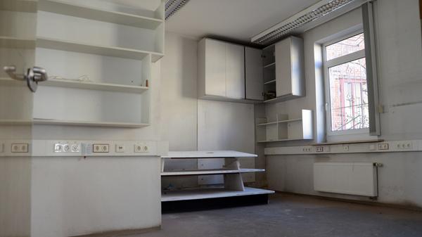 Und hier ist die Ladentheke gelandet. In diesem Büro wird schon länger nichts mehr getippt.