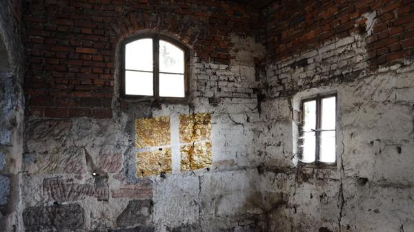 ... oder Reste von Blattgold. Das Prell-Anwesen ist ein interessantes und imposantes Areal für Kunst.