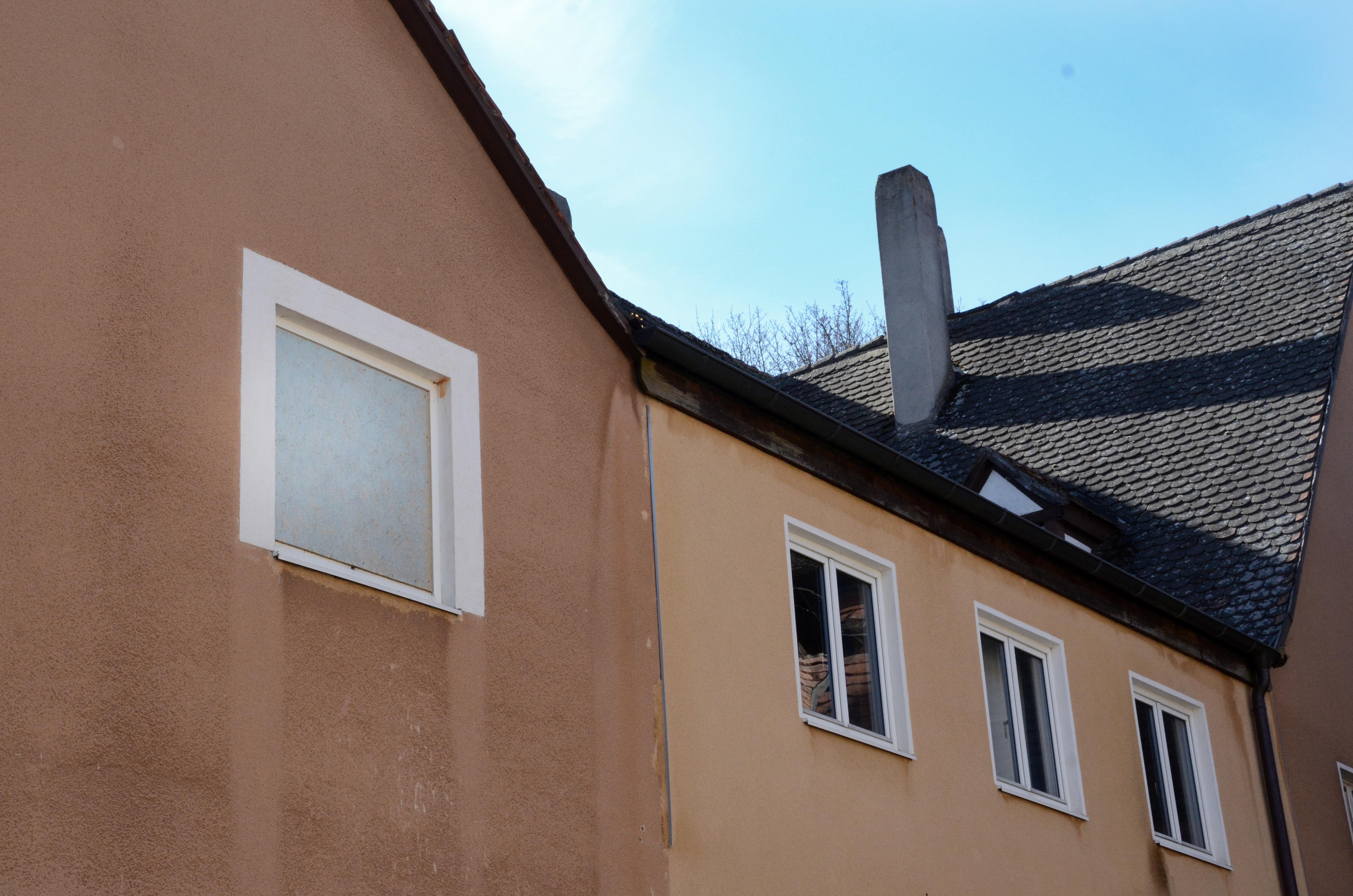 Ein Relikt einer "Ortung": ein goldenes Fenster zum Hof hin.