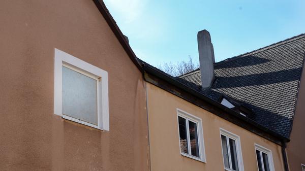 Ein Relikt einer "Ortung": ein goldenes Fenster zum Hof hin.