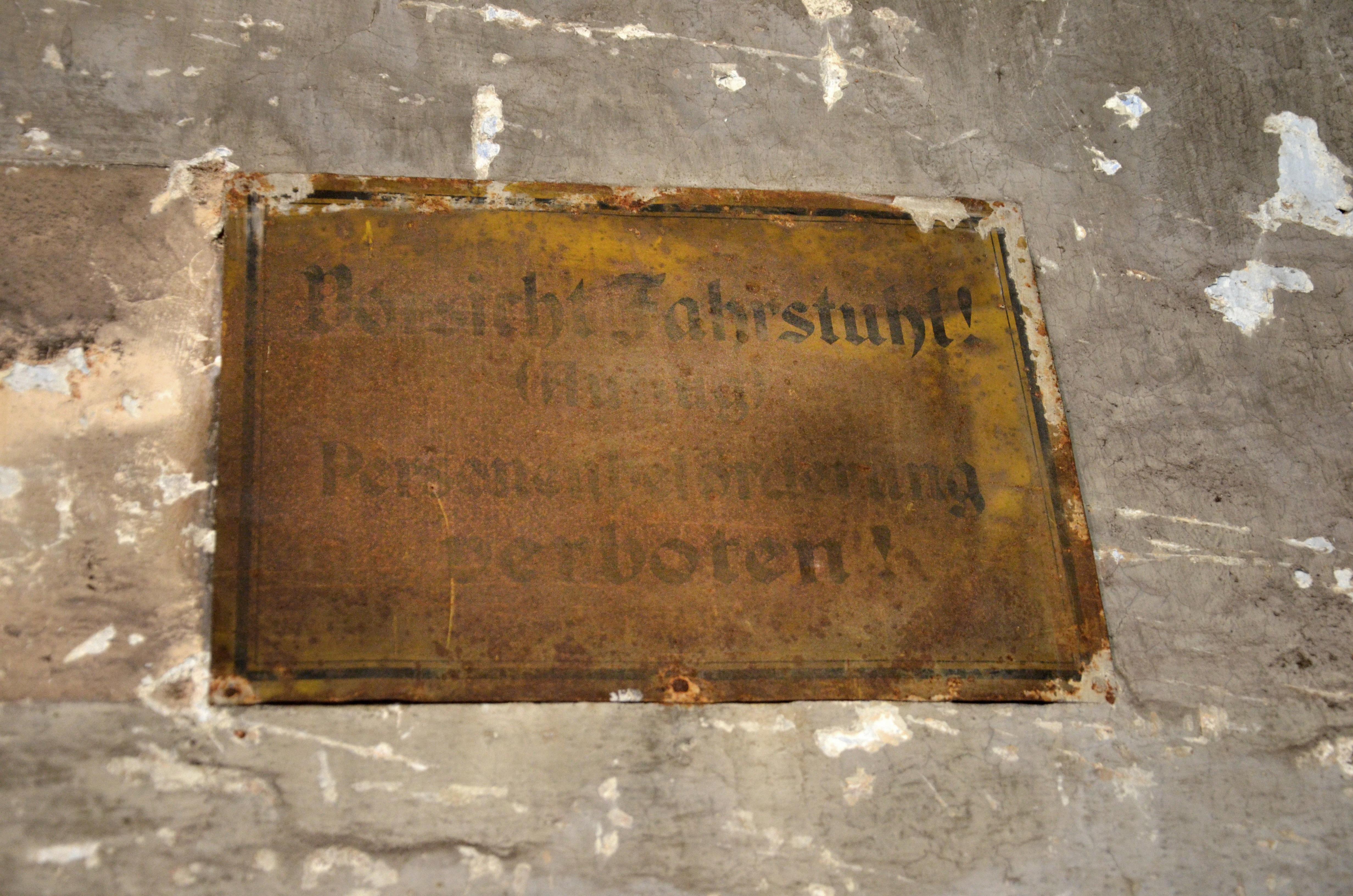 Personen duften mit dem Aufzug nicht befördert werden, wie dieses Schild hier Auskunft gibt.