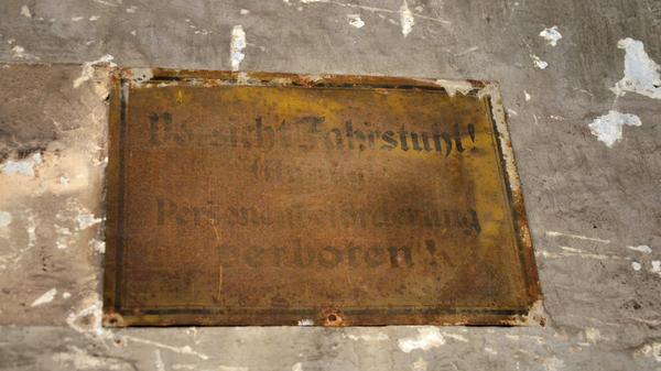 Personen duften mit dem Aufzug nicht befördert werden, wie dieses Schild hier Auskunft gibt.