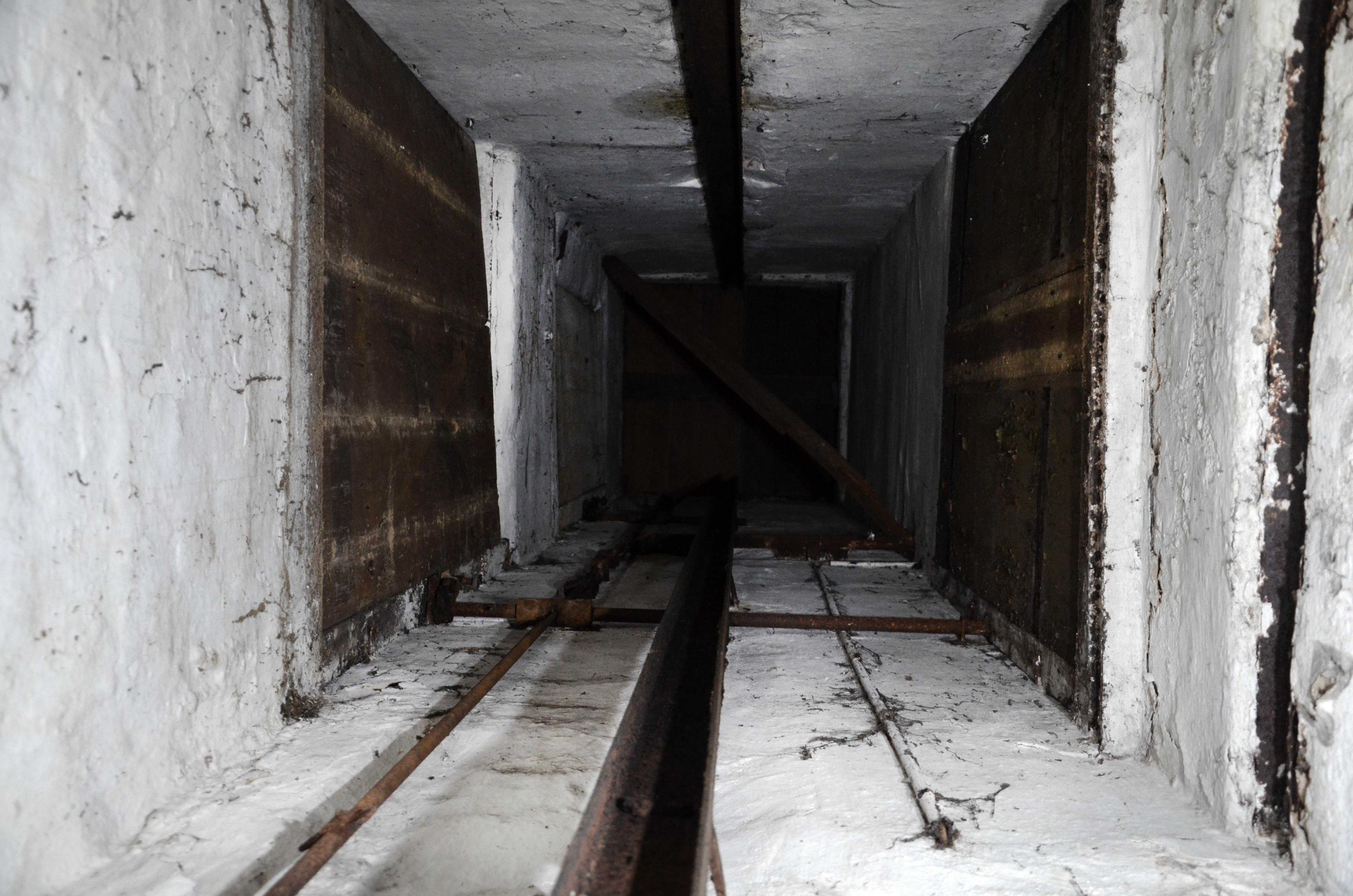 Es geht steil nach oben: Vom Aufzugsschacht im Keller bis ganz nach oben in den Dachboden.