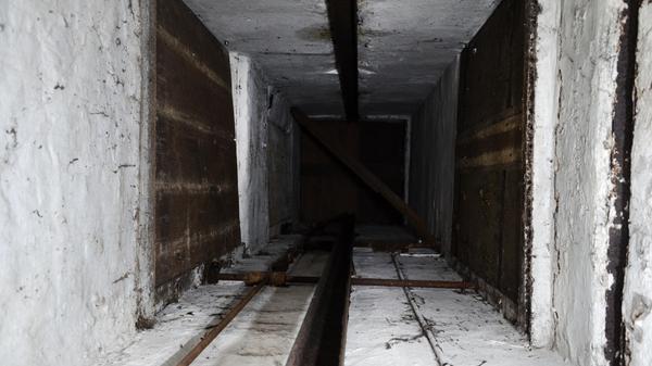 Es geht steil nach oben: Vom Aufzugsschacht im Keller bis ganz nach oben in den Dachboden.