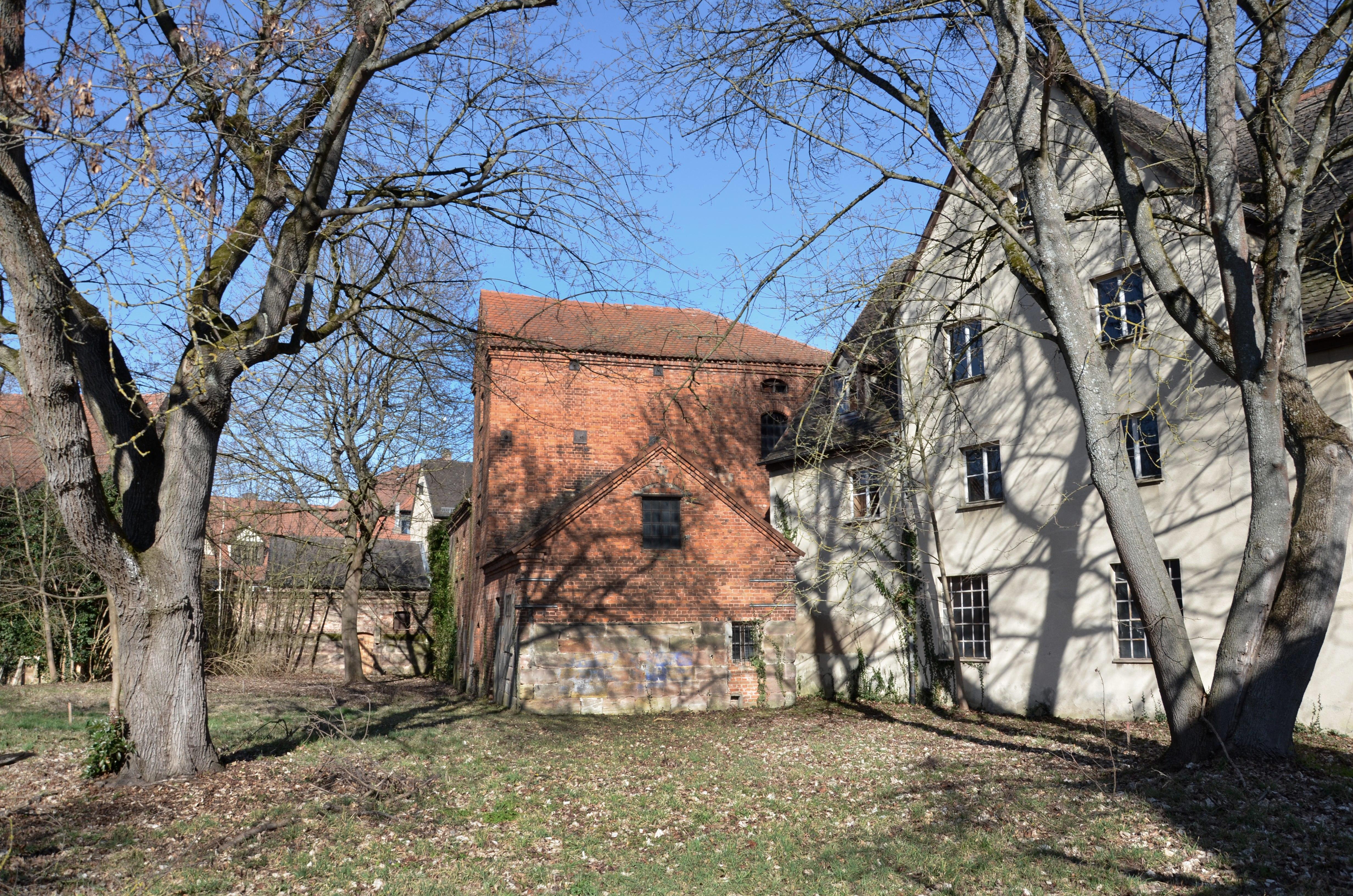 Zur Orientierung: Es geht um den Backsteinanbau.