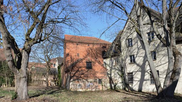 Zur Orientierung: Es geht um den Backsteinanbau.