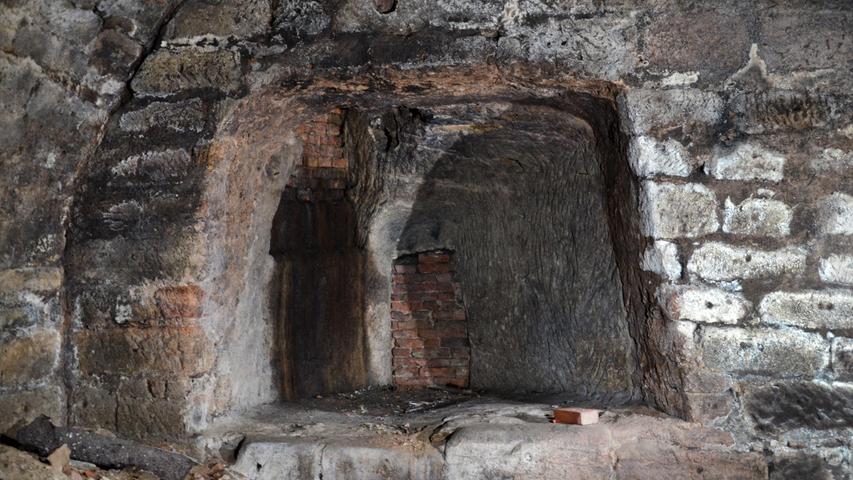 Im Keller gibt es zahlreiche Stellen, in denen Nischen in den Stein geschlagen wurden. 