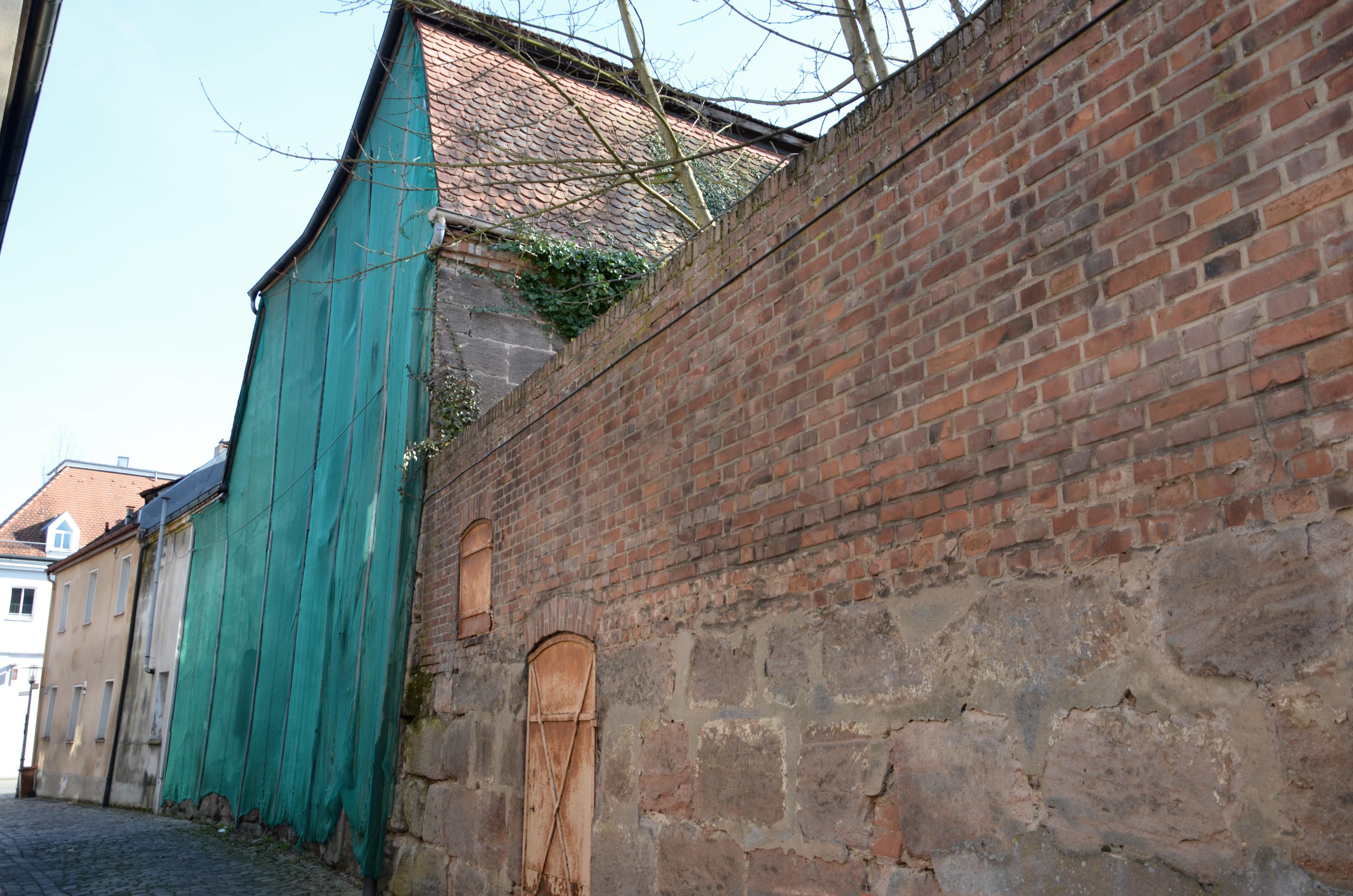 Im Übrigen stammt die Außenwand des Hauses der Nummer 12A zur Südlichen Mauerstraße hin aus Resten der Stadtmauer.