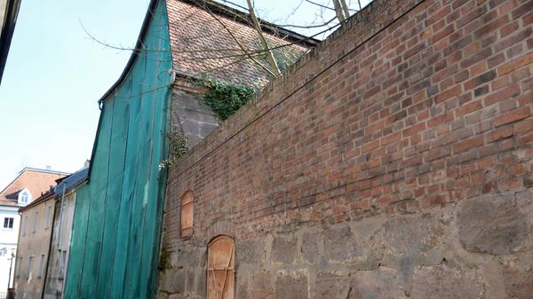 Im Übrigen stammt die Außenwand des Hauses der Nummer 12A zur Südlichen Mauerstraße hin aus Resten der Stadtmauer.