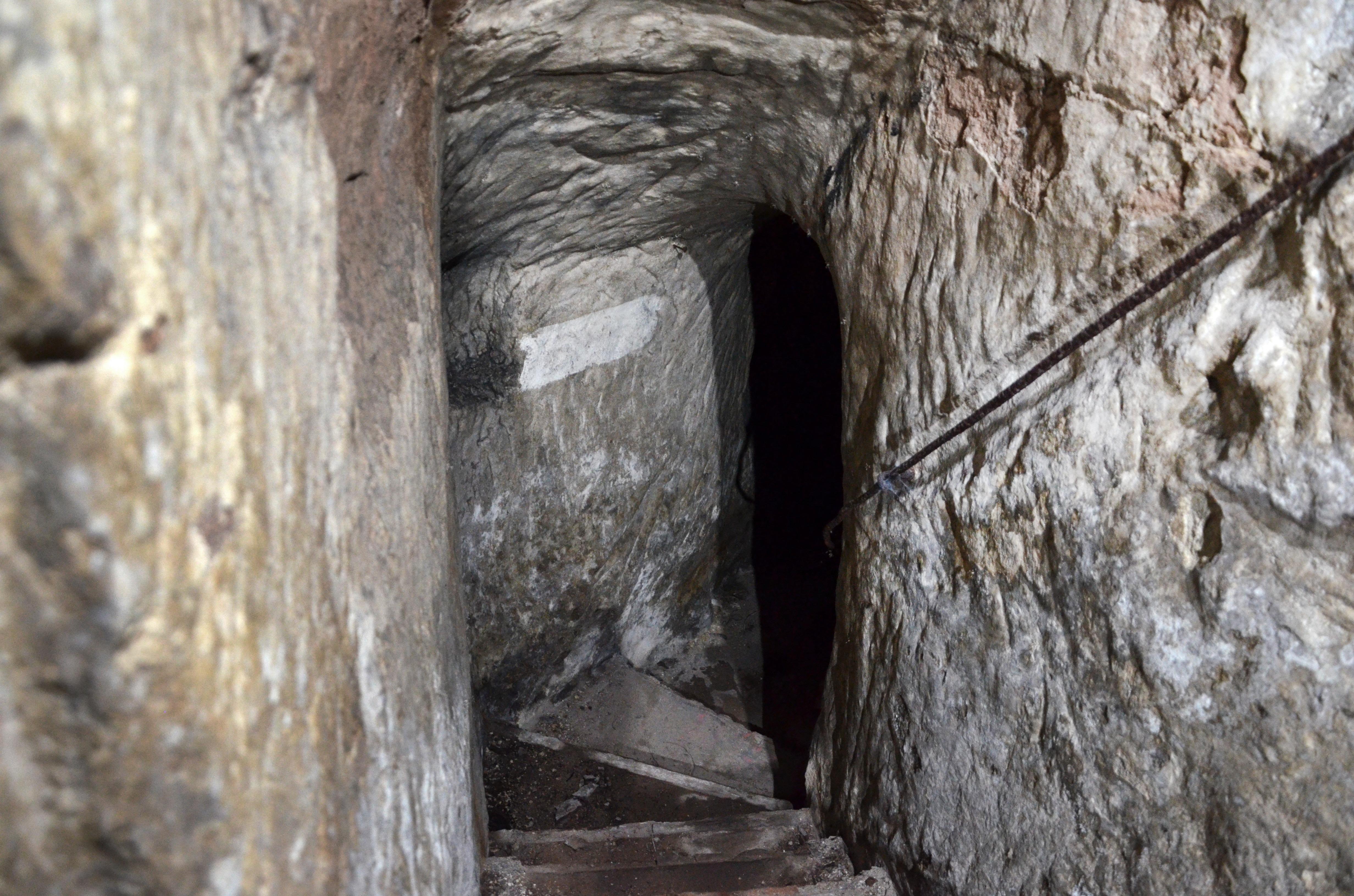 Es führt eine schmale Steintreppe hinab in ein verwinkelte Kellerlabyrinth.