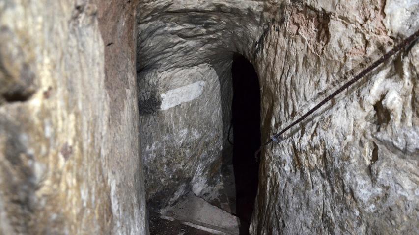 Es führt eine schmale Steintreppe hinab in ein verwinkelte Kellerlabyrinth. 