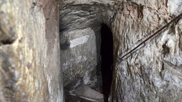 Es führt eine schmale Steintreppe hinab in ein verwinkelte Kellerlabyrinth.