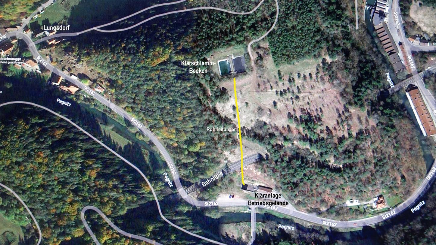 Das Bild zeigt die Kläranlage Velden (neben der Staatsstraße) mit Klärschlammbecken oberhalb der Bahnlinie.