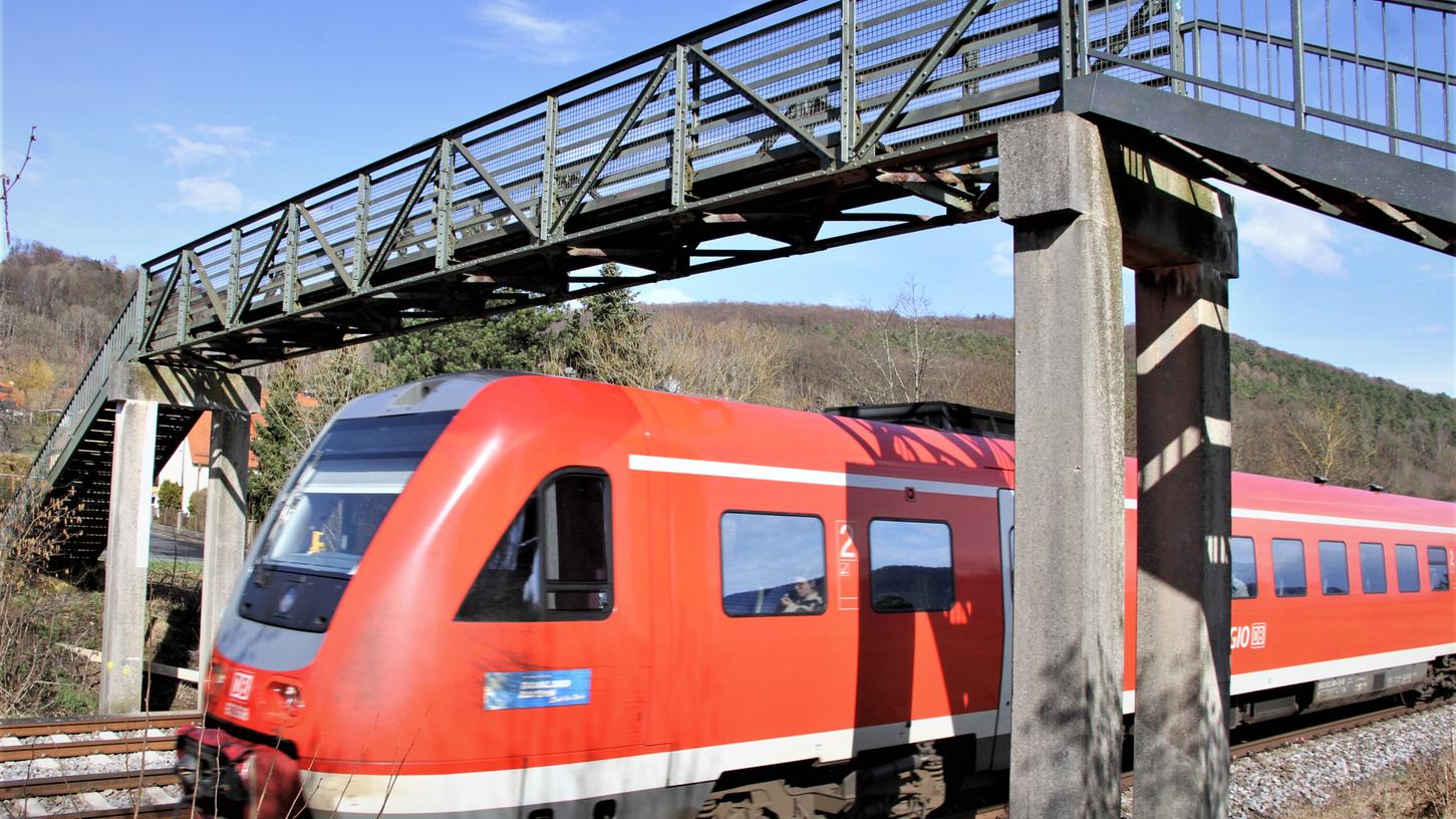 Der seit Monaten gesperrte Eiserne Steg über die Bahnlinie ist nicht mehr instand zu setzen und muss weg. Hoffnungsschimmer ist ein neuer Haltepunkt Ost. Der seit Monaten gesperrte Eiserne Steg über die Bahnlinie ist nicht mehr instand zu setzen und muss weg. Hoffnungsschimmer ist ein neuer Haltepunkt Ost.