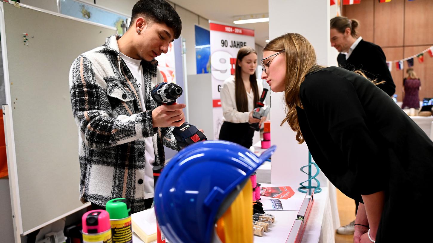 Der Auszubildende Danut Constantin erklärt an seinem Stand die Funktion eines Akkuschraubers. Der Auszubildende Danut Constantin erklärt an seinem Stand die Funktion eines Akkuschraubers.