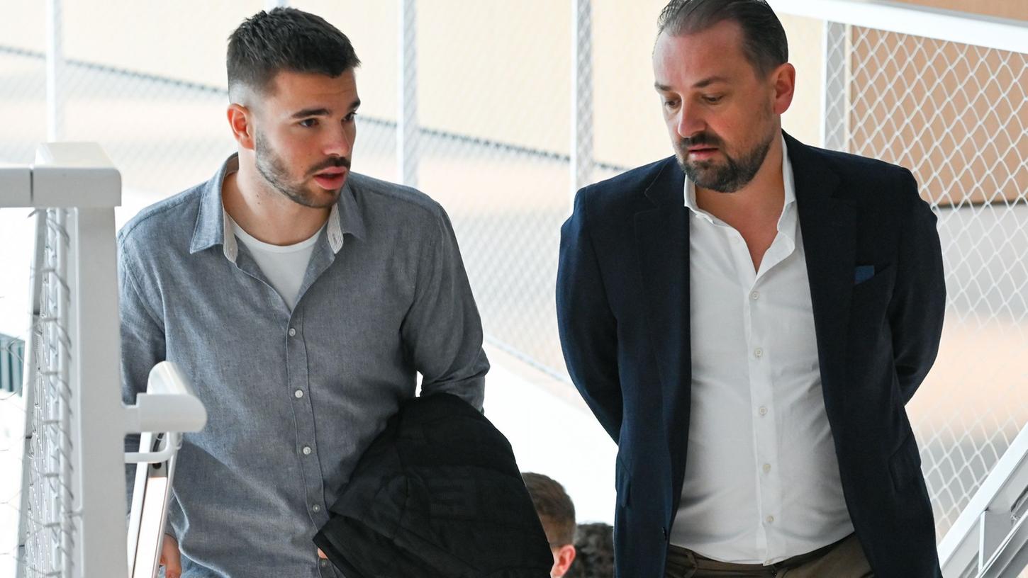Mario Vuskovic (l), Fußballprofi vom Zweitligisten Hamburger SV, kommt in Begleitung seines Beraters Damir Smoljan zur dritten Verhandlung vor dem Sportgericht des DFB. Mario Vuskovic (l), Fußballprofi vom Zweitligisten Hamburger SV, kommt in Begleitung seines Beraters Damir Smoljan zur dritten Verhandlung vor dem Sportgericht des DFB.