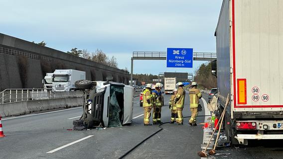 Unfall mit Schwerverletztem auf A6 bei Nürnberg: Autofahrer wendet in Rettungsgasse