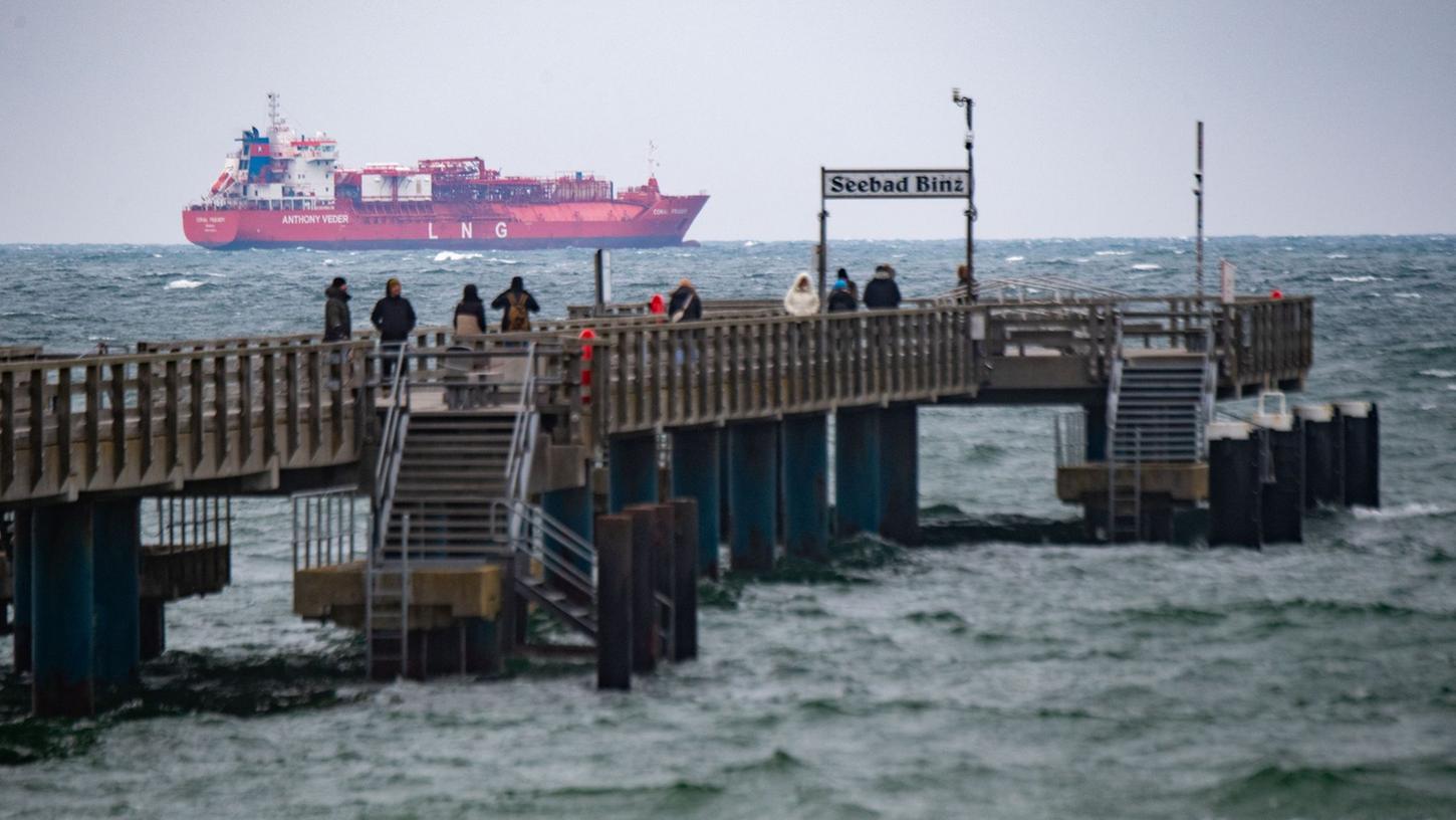 Ein LNG-Shuttle-Tanker vor der Küste der Insel Rügen.