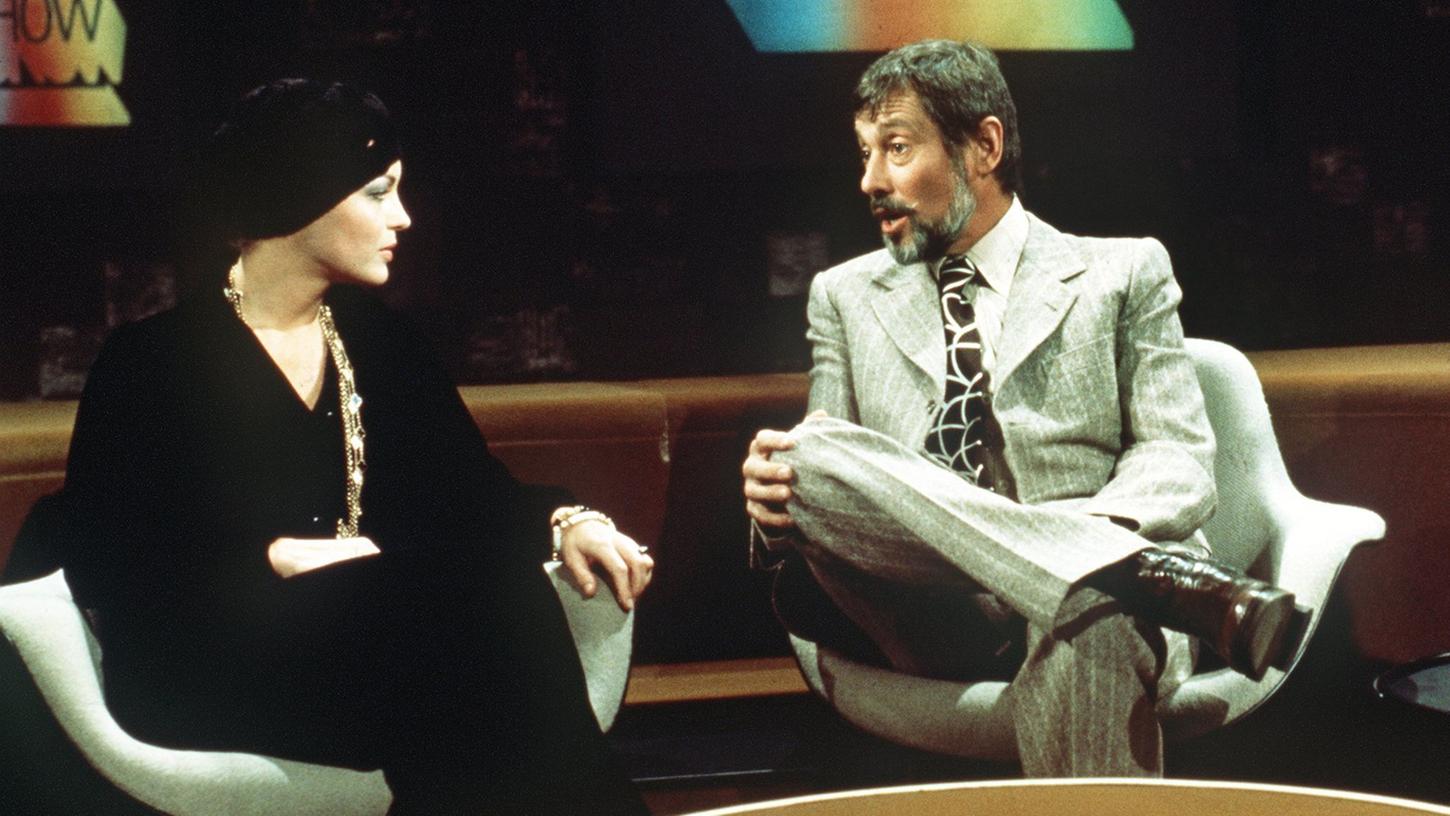 Der Moderator Dietmar Schönherr mit Romy Schneider während der Talkshow "Je später der Abend" am 30. Oktober 1974. Der Moderator Dietmar Schönherr mit Romy Schneider während der Talkshow "Je später der Abend" am 30. Oktober 1974.