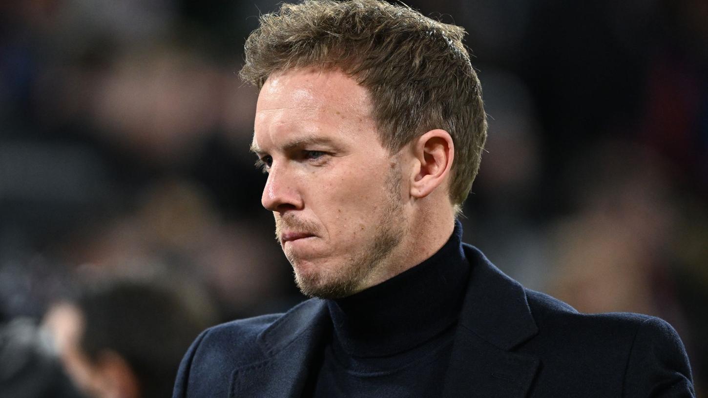 Bayern-Trainer Julian Nagelsmann ärgert sich über Interna, die nach außen gedrungen sind. Bayern-Trainer Julian Nagelsmann ärgert sich über Interna, die nach außen gedrungen sind.