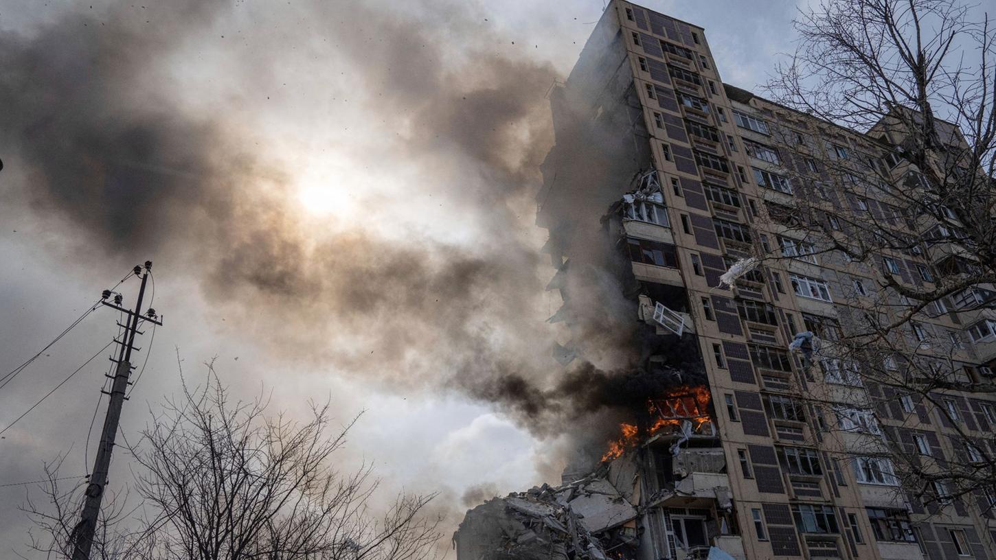 Ein Gebäude im ukrainischen Awdijiwka brennt nach einem Luftangriff. Ein Gebäude im ukrainischen Awdijiwka brennt nach einem Luftangriff.