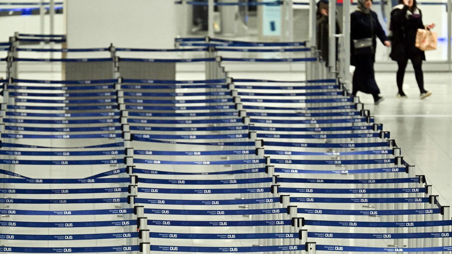 Am Freitag waren an den beiden größten Airports in NRW, Köln und Düsseldorf, insgesamt Hunderte Flüge ausgefallen. Am Freitag waren an den beiden größten Airports in NRW, Köln und Düsseldorf, insgesamt Hunderte Flüge ausgefallen.