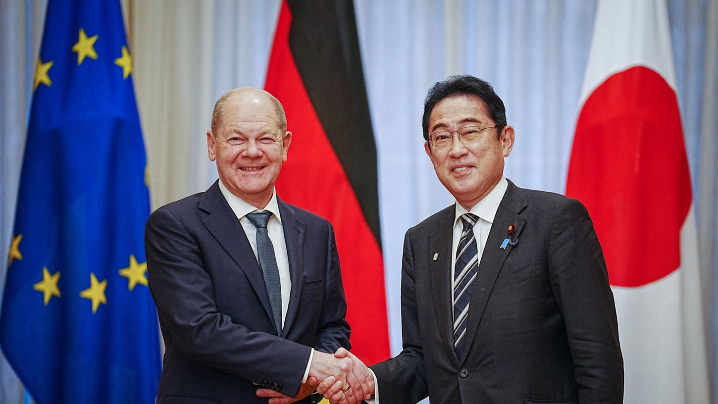 Bundeskanzler Olaf Scholz wird von Fumio Kishida, dem japanischen Ministerpräsidenten, empfangen. Bundeskanzler Olaf Scholz wird von Fumio Kishida, dem japanischen Ministerpräsidenten, empfangen.