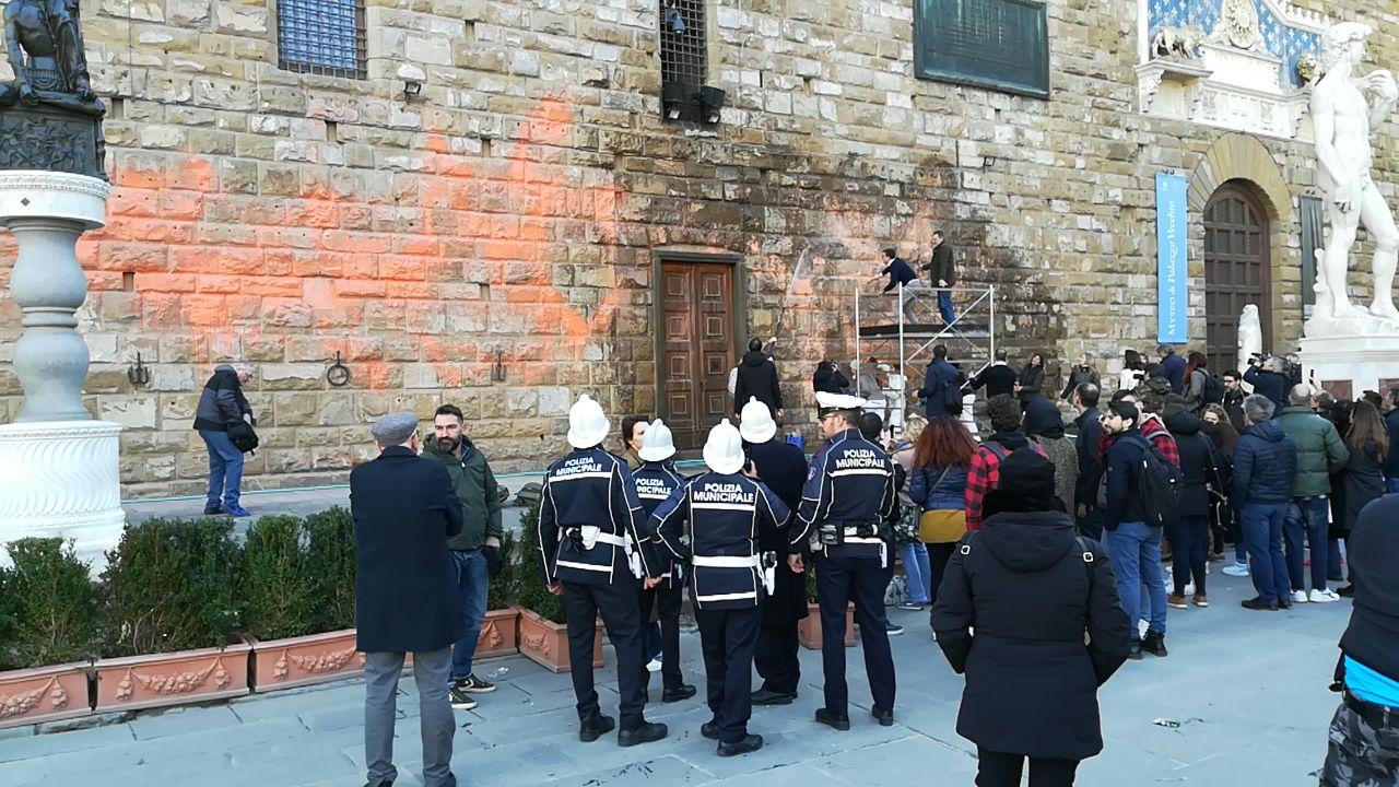 Mitglieder der "Letzten Generation" besprühten den Palazzo Vecchio in Florenz mit Farbe. Mitglieder der "Letzten Generation" besprühten den Palazzo Vecchio in Florenz mit Farbe.