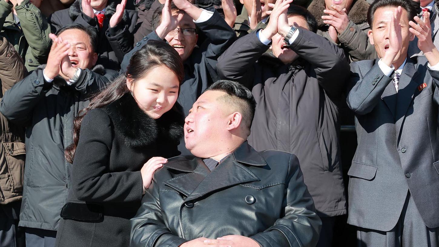 Kim Jong Un und seine Tochter, die laut Angaben mit Wissenschaftlern und Arbeitern für ein Foto zusammen stehen. Kim Jong Un und seine Tochter, die laut Angaben mit Wissenschaftlern und Arbeitern für ein Foto zusammen stehen.