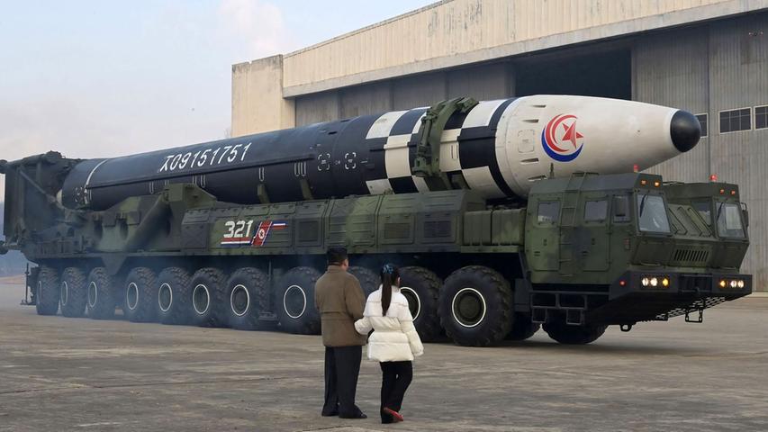 Kim Jong Un und seine Tochter vor einem Militärfahrzeug mit einer Rakete. Kim Jong Un und seine Tochter vor einem Militärfahrzeug mit einer Rakete.