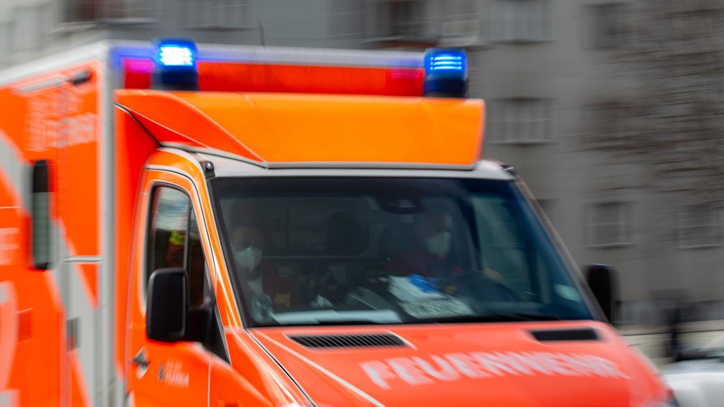 Ein Rettungswagen der Feuerwehr fährt auf einer Straße.