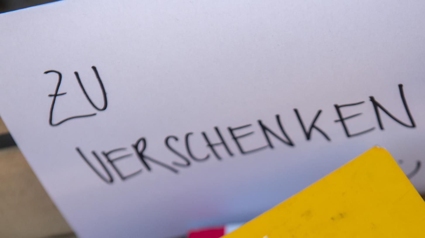 "Zu verschenken"-Schilder sieht man immer wieder. Nun wurde auf einem Parkplatz bei Erlangen ein Kühlschrank "zu Verschenken" abgestellt. Doch das ist illegal.
