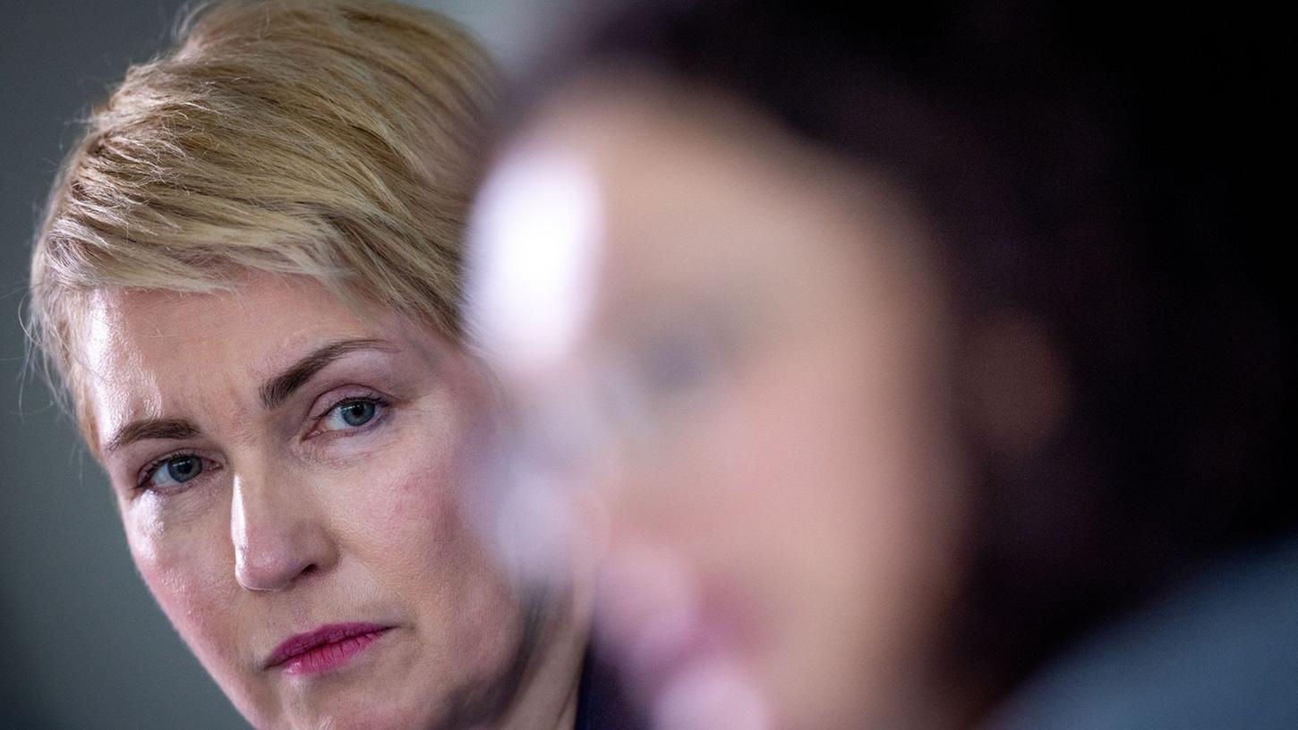 Manuela Schwesig, die Ministerpräsidentin von Mecklenburg-Vorpommern, sieht keinen Grund für einen Rücktritt. Manuela Schwesig, die Ministerpräsidentin von Mecklenburg-Vorpommern, sieht keinen Grund für einen Rücktritt.