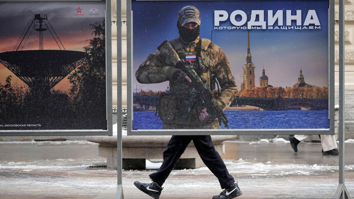 Ein Plakat mit dem Bild eines russischen Soldaten und der Aufschrift "Wir verteidigen das Vaterland" in St. Petersburg.