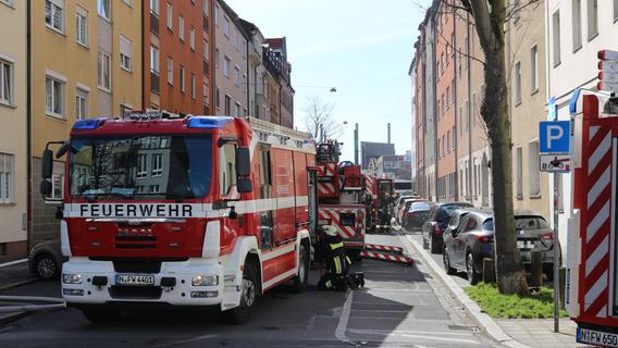 Massiver Kellerbrand in Nürnberg: Vier Verletzte, Frau per Drehleiter gerettet