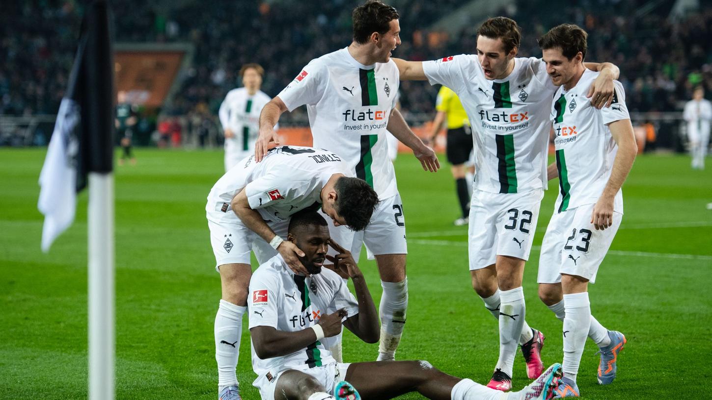 Jonas Hofmann (r) und die Gladbacher kamen gegen Werder Bremen nicht über ein 2:2 hinaus.