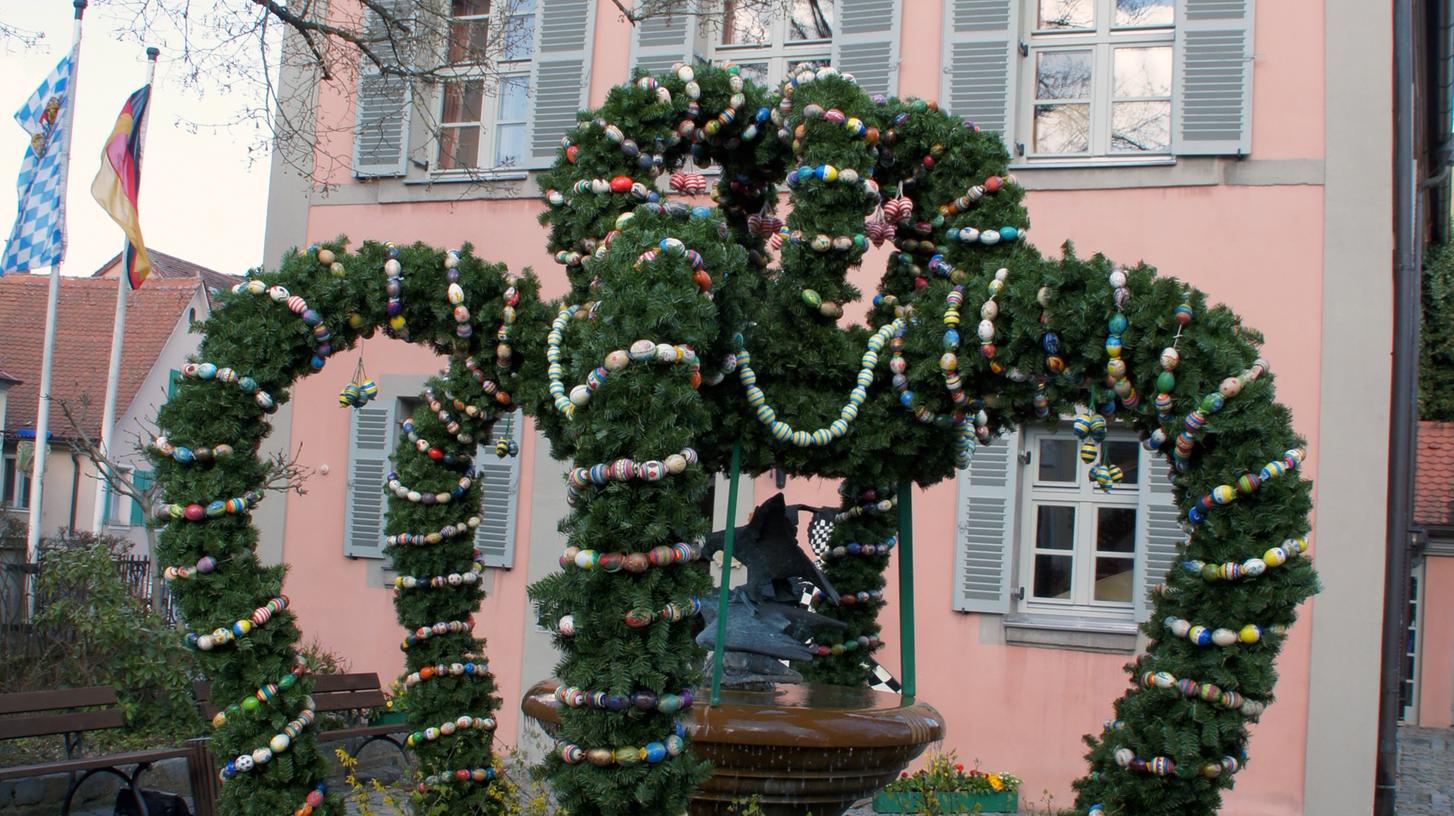 Gewöhnt prächtig geschmückt präsentiert sich seit Sonntag, 1. April, wieder der Osterbrunnen vor dem Haus des Gastes. Gewöhnt prächtig geschmückt präsentiert sich seit Sonntag, 1. April, wieder der Osterbrunnen vor dem Haus des Gastes.