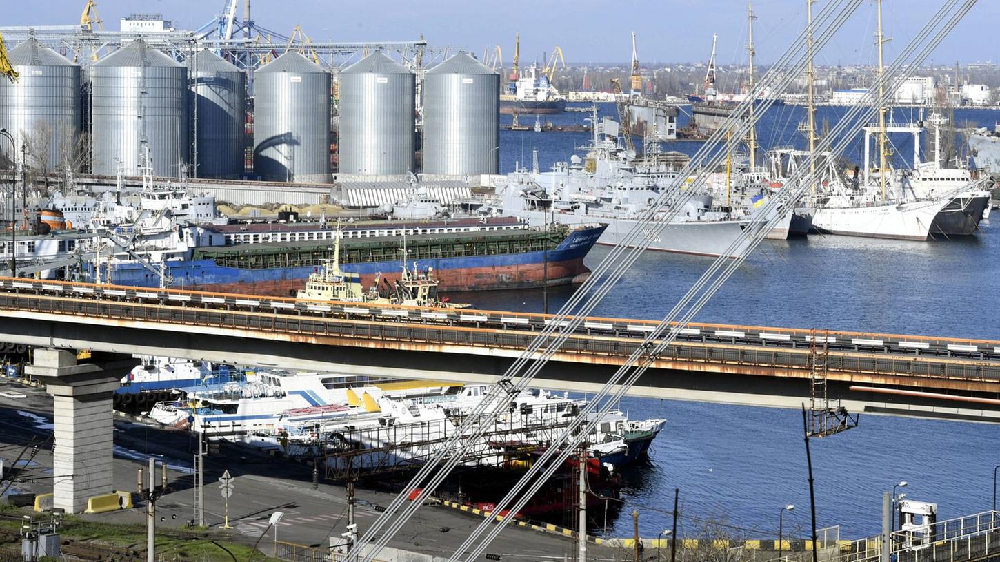 Getreidesilos im Hafen von Odessa. Russland hat einer Verlängerung der Vereinbarung über die weiteren Exporte von ukrainischem Getreide über drei Schwarzmeerhäfen zugestimmt. Getreidesilos im Hafen von Odessa. Russland hat einer Verlängerung der Vereinbarung über die weiteren Exporte von ukrainischem Getreide über drei Schwarzmeerhäfen zugestimmt.