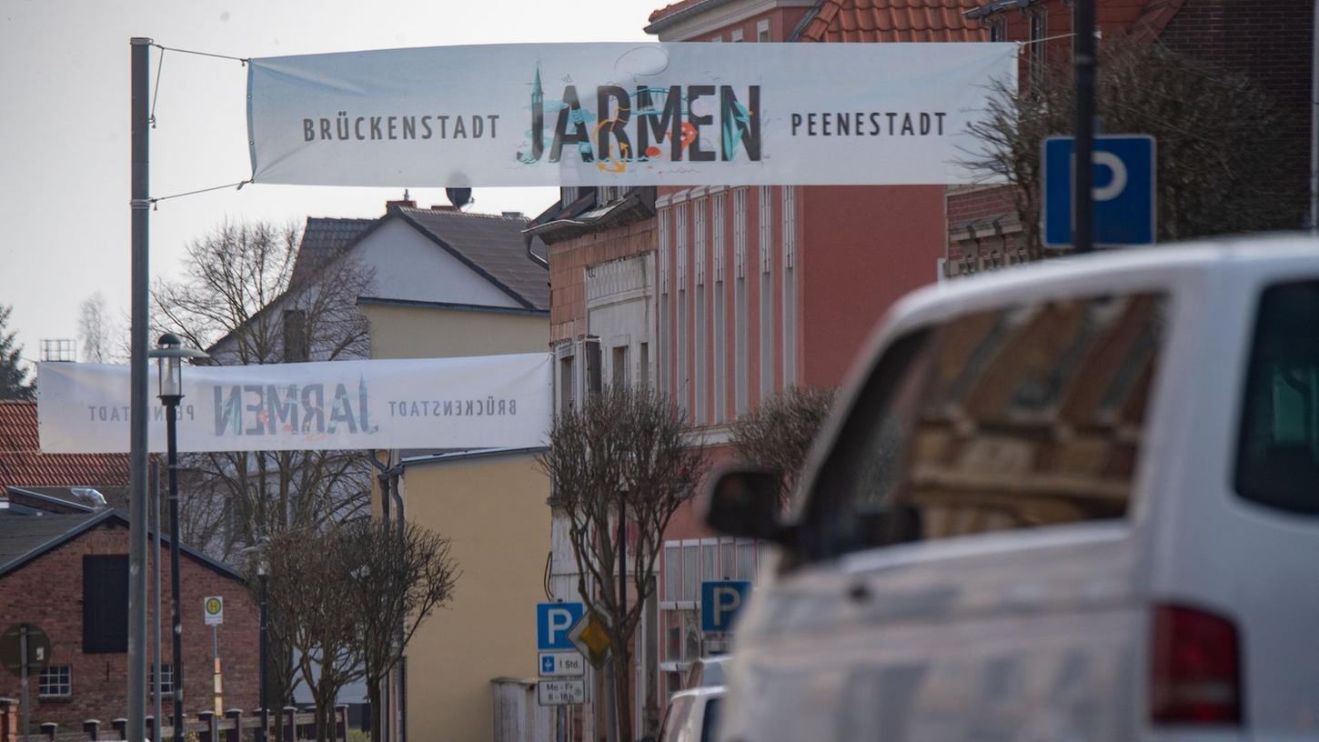 In Jarmen ist ein Polizist mit einem Messer schwer verletzt worden. Der Angreifer ist einer Schussverletzungen erlegen.