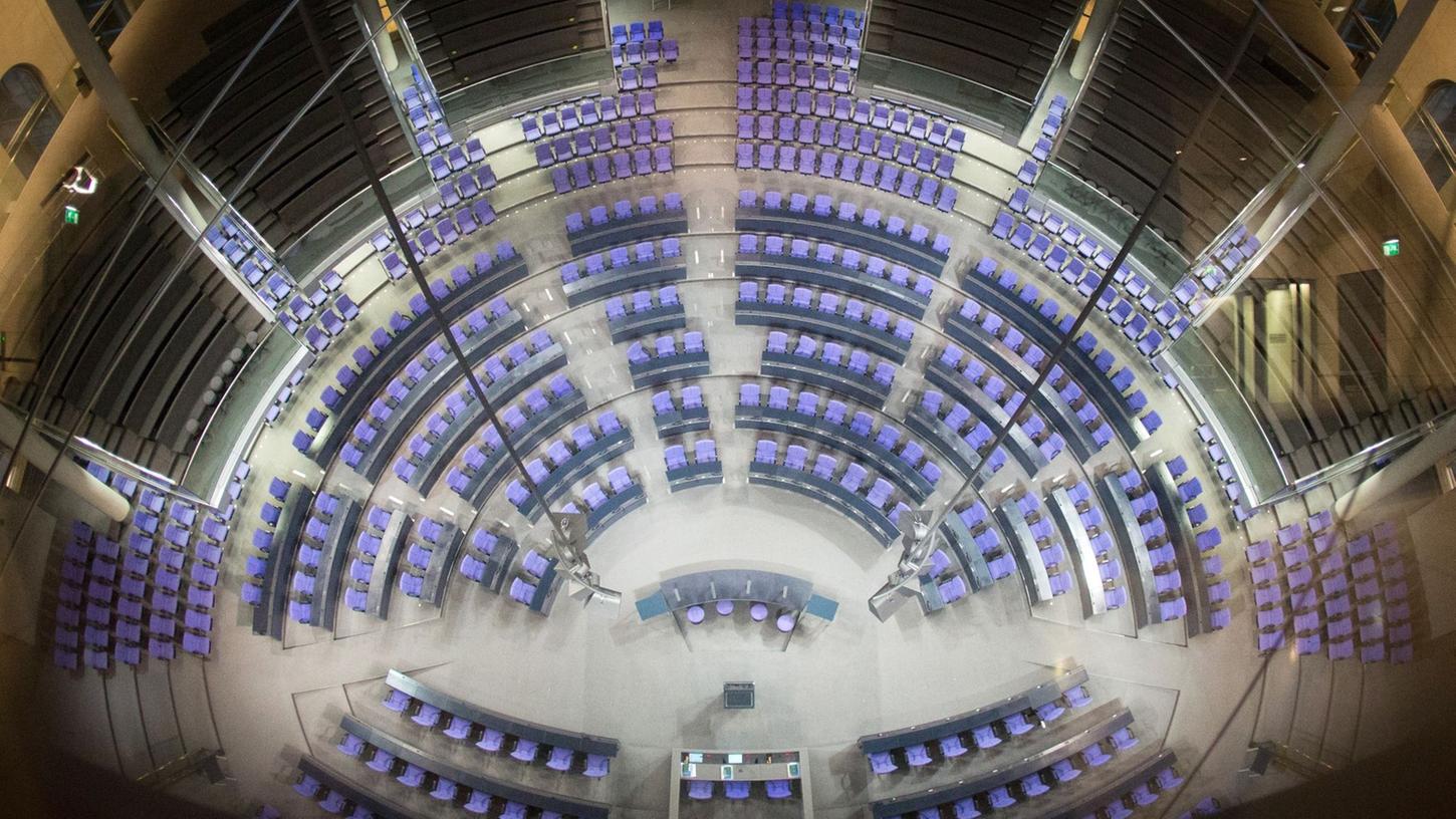 Das leere Plenum des Deutschen Bundestags. Künftig sollen hier nur noch 630 Sitze stehen. Das leere Plenum des Deutschen Bundestags. Künftig sollen hier nur noch 630 Sitze stehen.