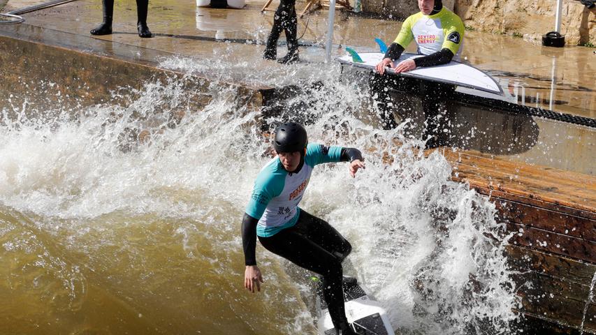 Fotos: Bei Traumwetter - hier zeigen Surfer in Nürnberg, was sie können