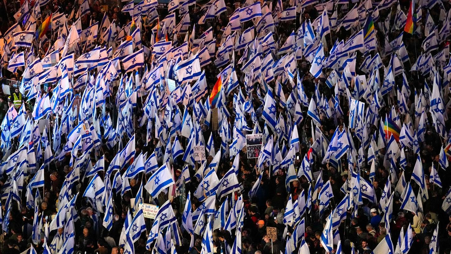 Tausende Demonstranten sind hier in Tel Aviv auf die Straße gegangen um gegen die geplante Justizreform zu protestieren. Tausende Demonstranten sind hier in Tel Aviv auf die Straße gegangen um gegen die geplante Justizreform zu protestieren.