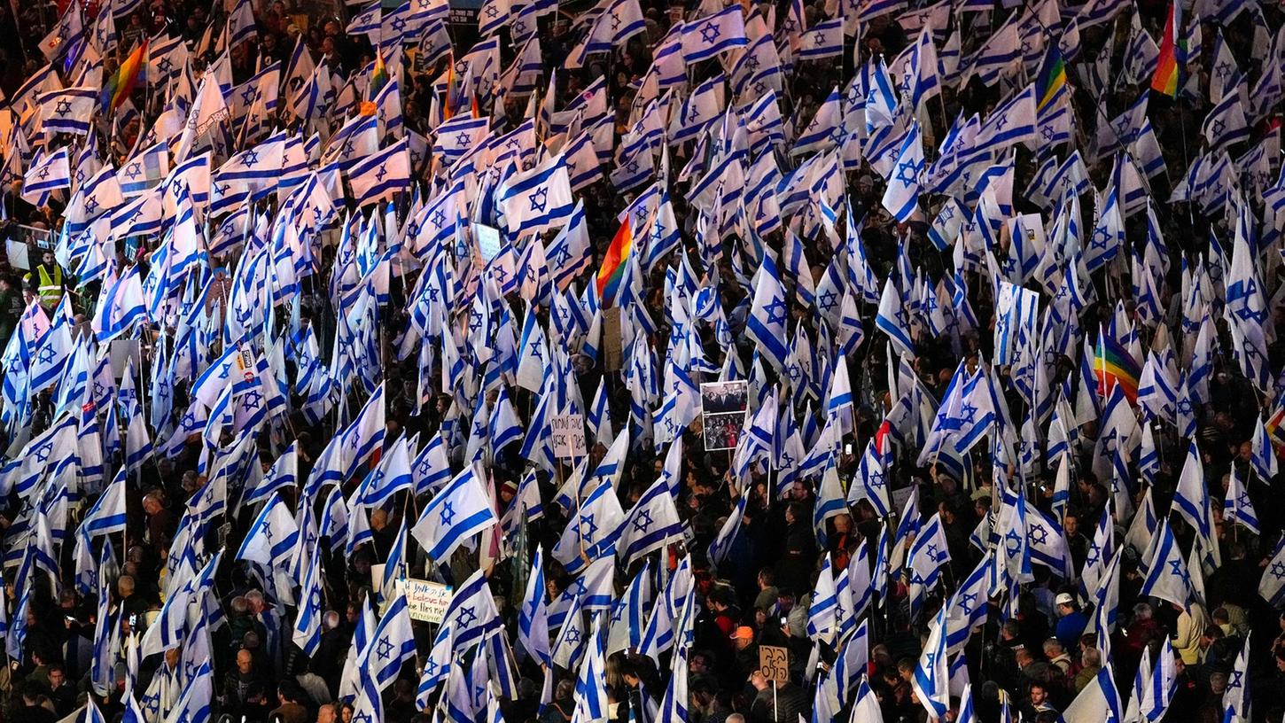 Tausende Demonstranten sind hier in Tel Aviv auf die Straße gegangen um gegen die geplante Justizreform zu protestieren.