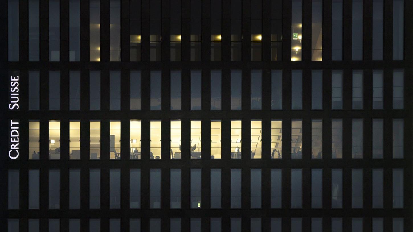 Das Logo an einem Gebäude der Credit Suisse Bank in Zürich-Oerlikon. Angesichts eines Kurseinbruchs und starker Verunsicherung um die Crédit Suisse will die Schweizer Nationalbank (SNB) dem Finanzinstitut bei Bedarf Liquidität zur Verfügung stellen. Das Logo an einem Gebäude der Credit Suisse Bank in Zürich-Oerlikon. Angesichts eines Kurseinbruchs und starker Verunsicherung um die Crédit Suisse will die Schweizer Nationalbank (SNB) dem Finanzinstitut bei Bedarf Liquidität zur Verfügung stellen.