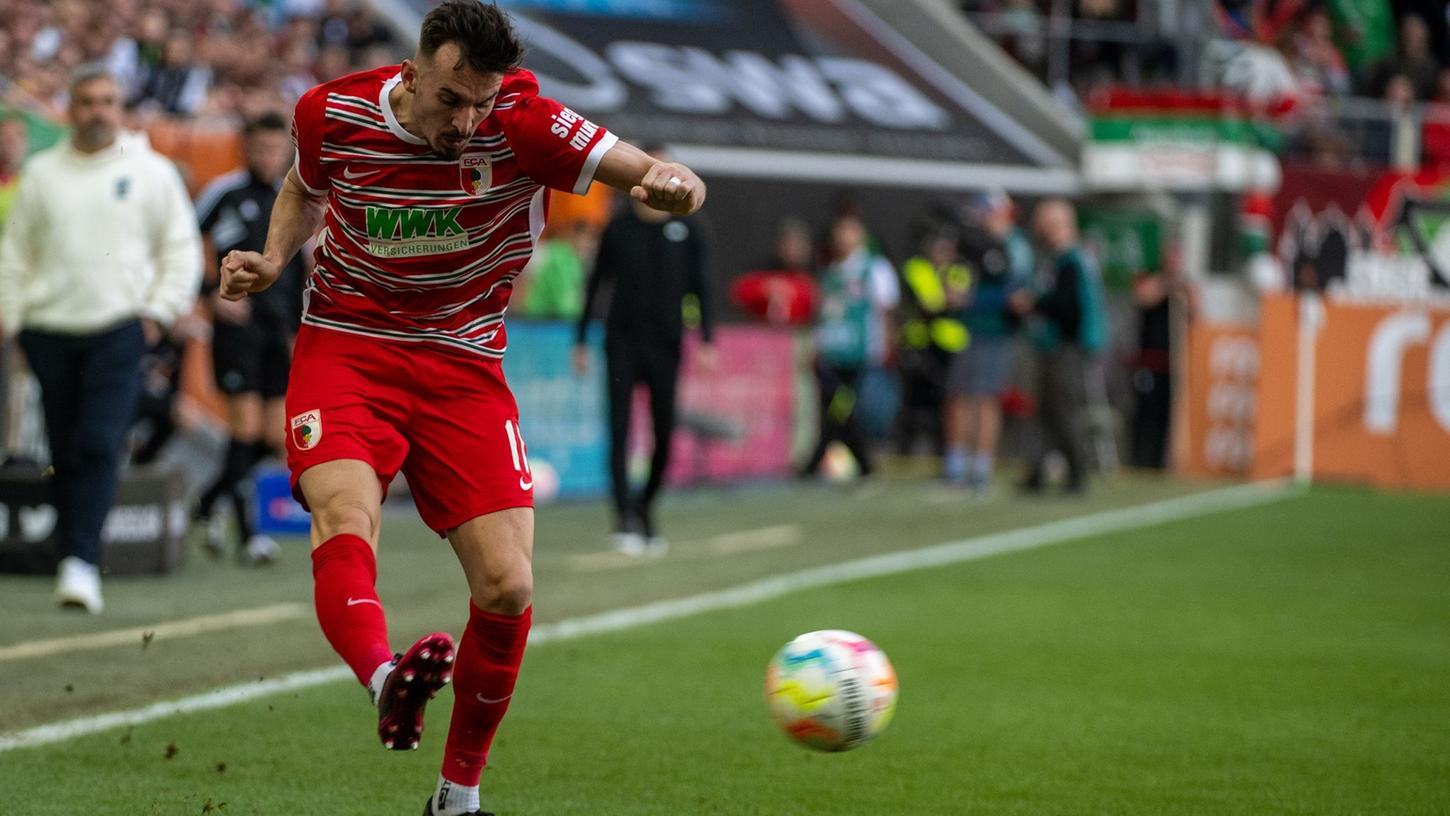 Augsburg Mergim Berisha spielt den Ball.