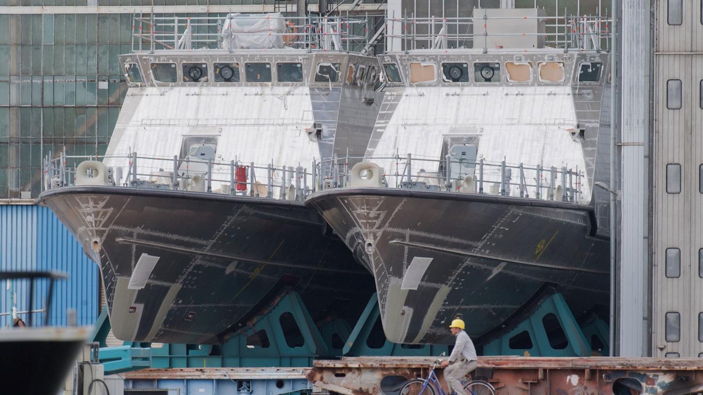 Patrouillenboote für Saudi-Arabien liegen auf dem Werftgelände der Peene-Werft.