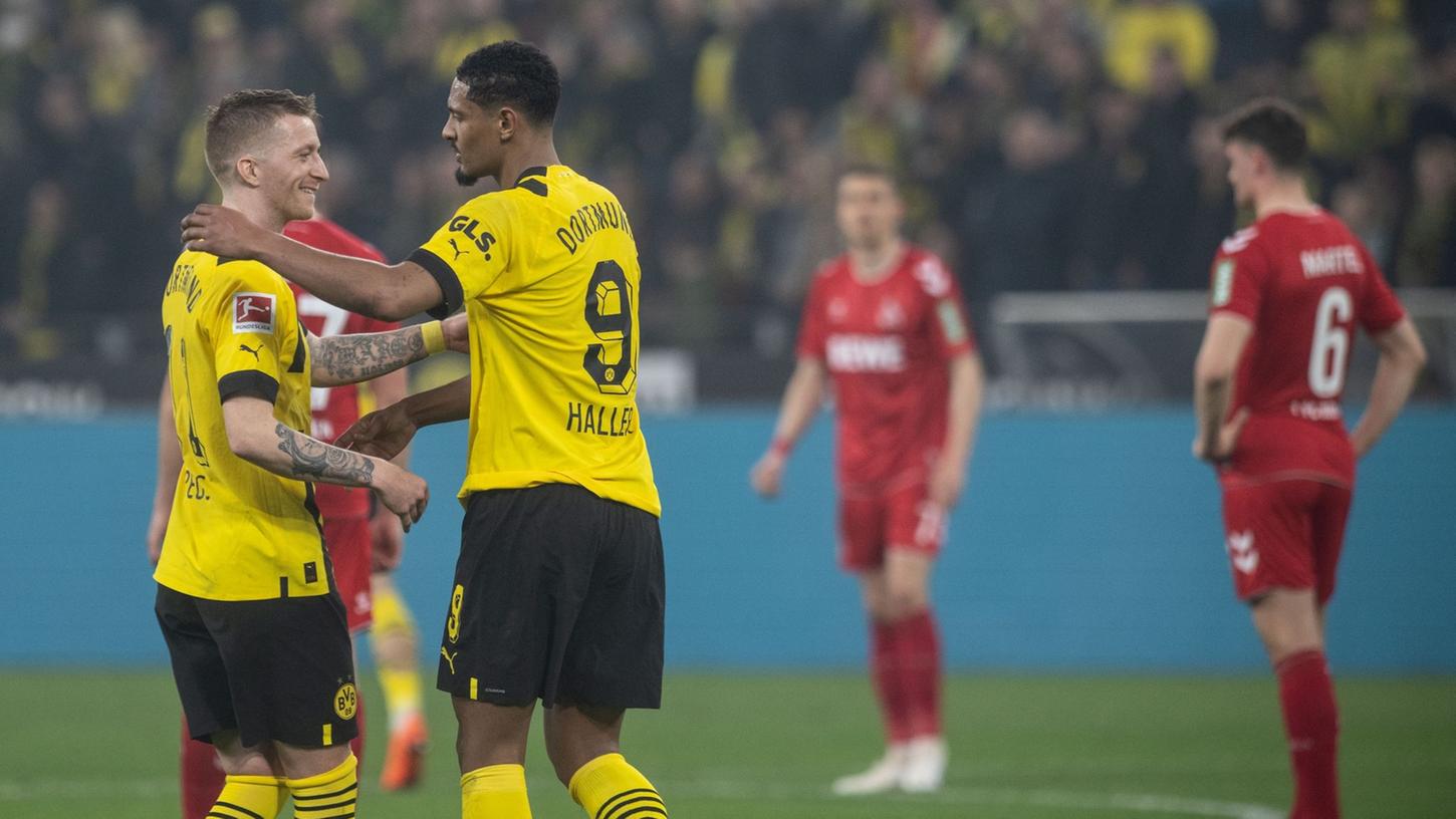Dortmunds Sebastien Haller (r) gratuliert Marco Reus zu seinen beiden Treffern.