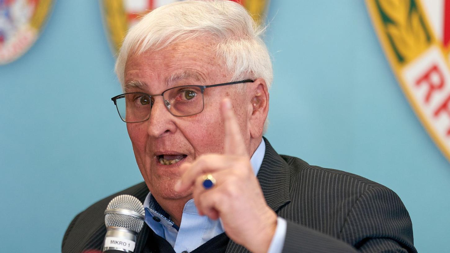 Der frühere DFB-Präsident Theo Zwanziger hat seinen Nachfolger Bernd Neuendorf für dessen Verhalten beim FIFA-Kongress gelobt. Der frühere DFB-Präsident Theo Zwanziger hat seinen Nachfolger Bernd Neuendorf für dessen Verhalten beim FIFA-Kongress gelobt.